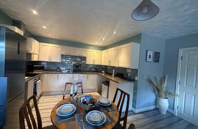 Entire 2 bedroom house.