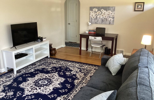 Entire 2 bedroom House with Living Room, close to all...Sleeps 6.