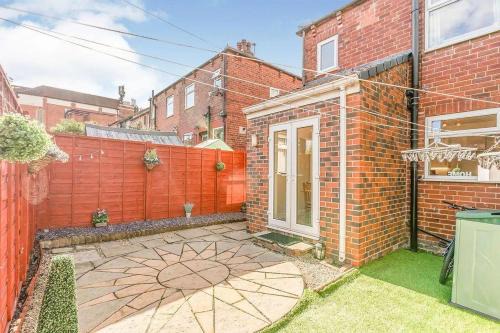 Entire 2 Bedroom House in Leeds City Centre - Free Parking & Free WiFi