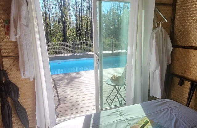 Entire 3 cabin clothing optional resort at Volcano. Free Breakfast.
