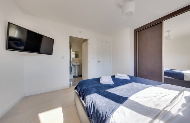 Entire 4 Bedroom Guest House In Reading