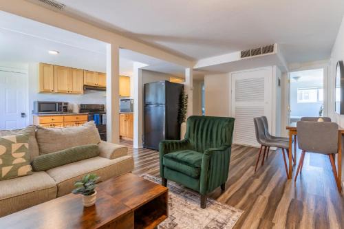 Entire Apt in South Seattle Workspace and Yard