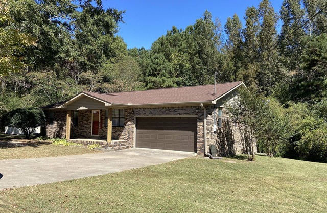 Entire Beautiful family home, 4.5 miles to Noccalula Falls & near downtown.