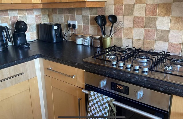 Entire Cosy 3-bedroom house in Gravesend with WiFi and free private parking.