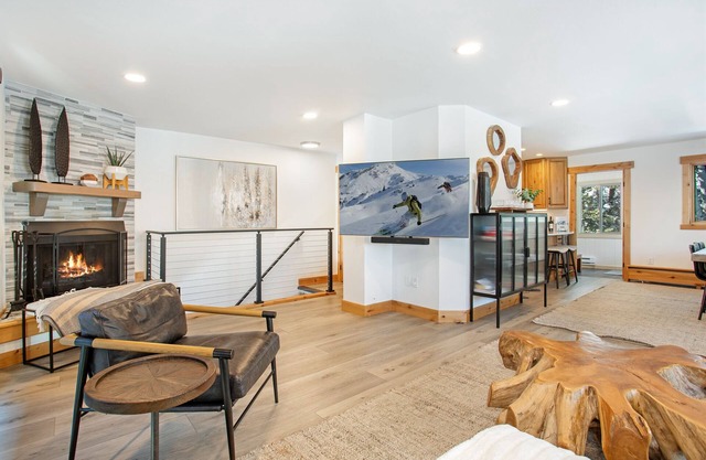 Entire duplex, 2 hot tubs!