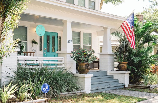 Entire historic downtown guest house: 9 BR!