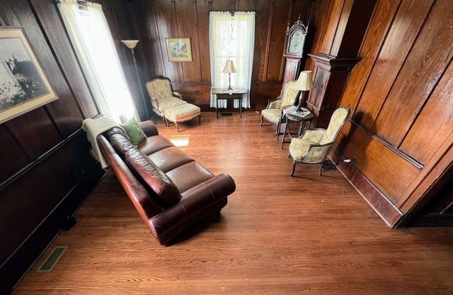 Entire Historic Inn 7 bedroom / 6 bath Eco-friendly