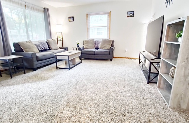 ENTIRE HOME!-3 Bedroom Home in the Heart of Oshkosh