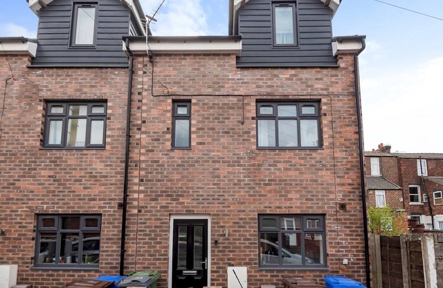 Entire Home - Cosy 3 Bedroom House, Close to Levenshulme Station, 13 mins to Manchester City Centre