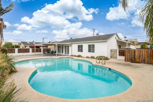 Entire home, Heated Pool, Free Parking, WiFi, Pets are allowed