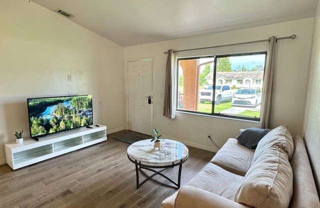 Entire home; Patio; Pet Friendly; Spacious Parking; 5 mins to RSW airport