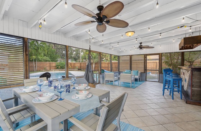 ENTIRE Home, POOL, LANAI/PORCH, Private BAR, MINUTES to Beach, FULLY STOCKED!!