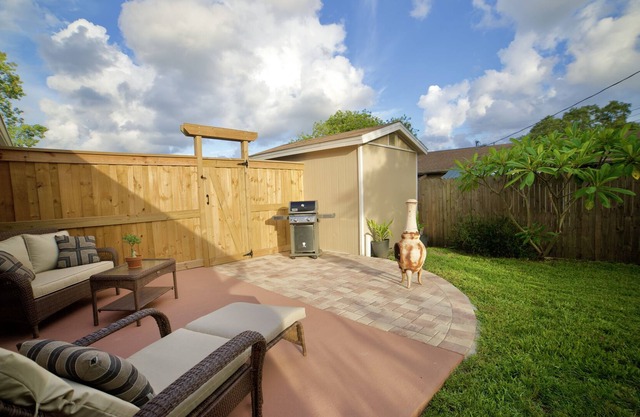 Entire home- private backyard- 4 miles from the beach