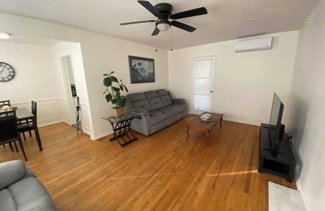 Entire House 900 S.F. 2 bed/ 1 bath 15 mins from DownTown Los Angeles