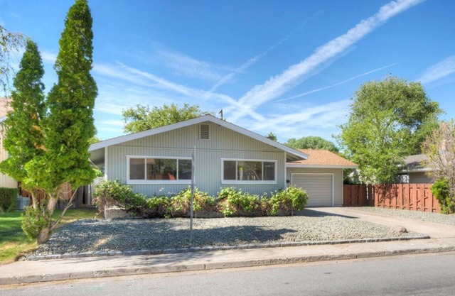 Charming 3-Bedroom House, Lake Tahoe's breathtaking shores are just 30 min away!
