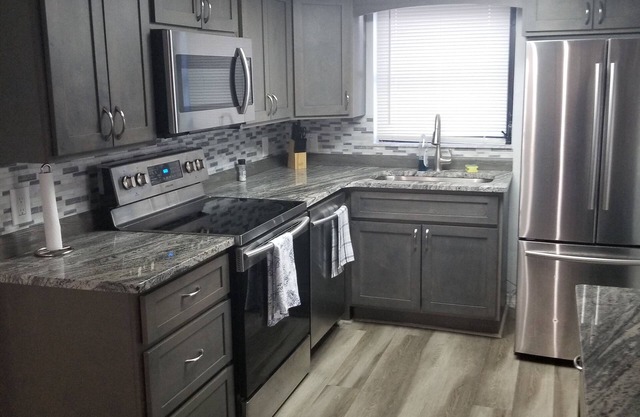 Entire house. Green Park Beach 7 miles. Private backyard with BBQ