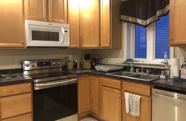 Entire house near Downtown Fredericksburg, refurbished and fully equipped.