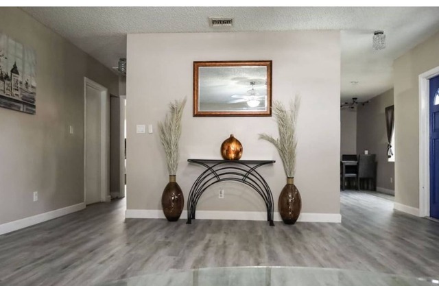 Entire house- Spacious Cozy Family Home