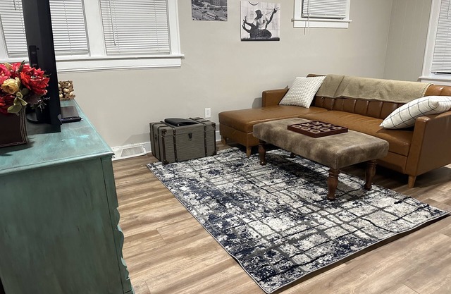Entire house Spacious & Clean for 9. Close To Everything! with WiFi