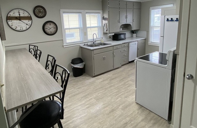 Entire House within walking distance to NSU!