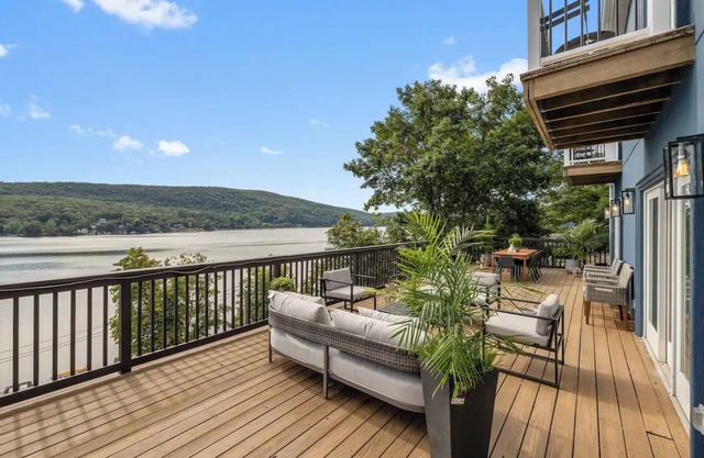 Lakeview House ~ Hot Tub ~ Firepit ~ Stunning View ~ Spacious Deck ~ Living Room