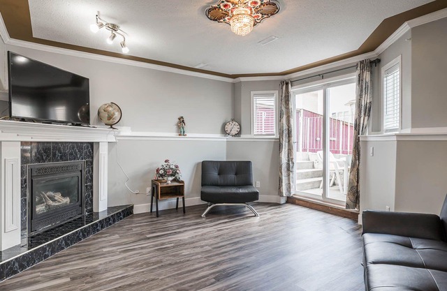 Entire large house, 7BR/4BA/9beds, 5 minutes to Airport, Ctrain & Shopping