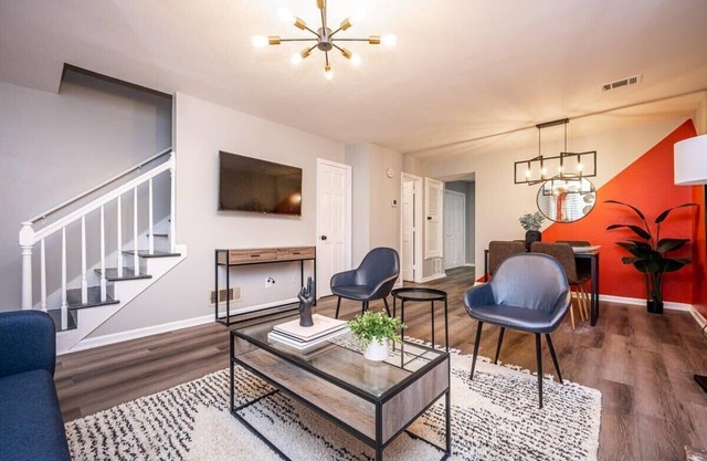 NEW ENTIRE PLACE COZY QUIET 2b2b TOWNHOUSE