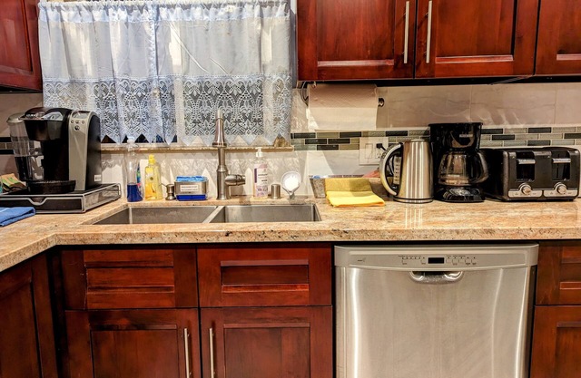 Entire Private 2nd Floor - 6 family members enjoying home! Free 1 car parking