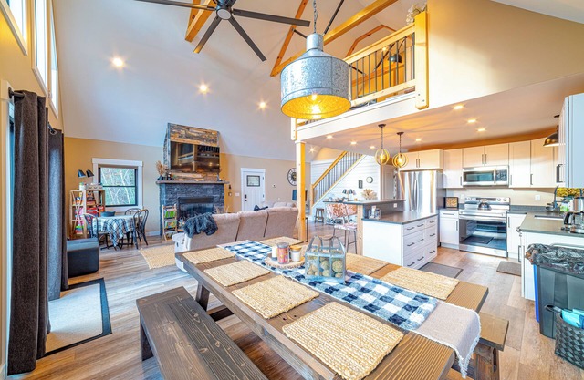 Entire private modern 3-bedroom chalet, Hot Tub, Wifi, 15 mins from Sunday River