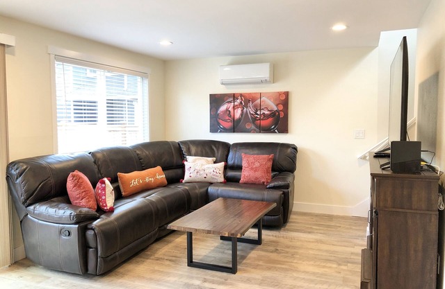 Entire Semi-Detached Kirkland Townhome