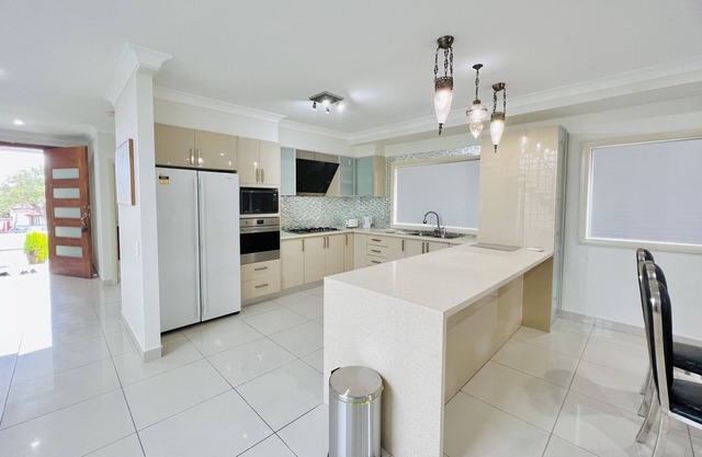 Entire Top Level of House 7 beds, 3 bathrooms 4x Large rooms