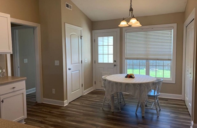Entire Townhome, Families, Travel Nurses
