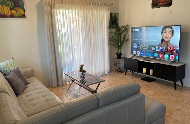 Entire Two Storey House 4/5BR Close to Train Station Airport and Sydney CBD