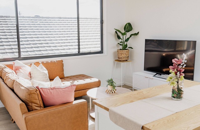Self contained unit near Goldcoast airport with separate entrance 2 rooms 4beds