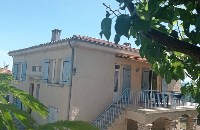 Entre Ardèche et Drôme provençale maison avec grand jardin clos et arboré.