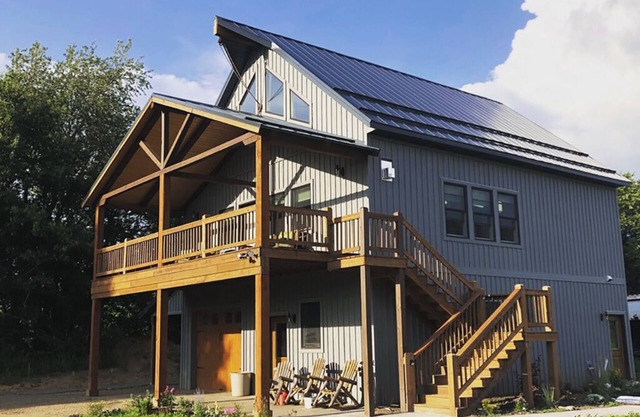 Envisage Retreat: Cozy 2nd-Floor 'Couch House' Lodge for Serenity & Rejuvenation