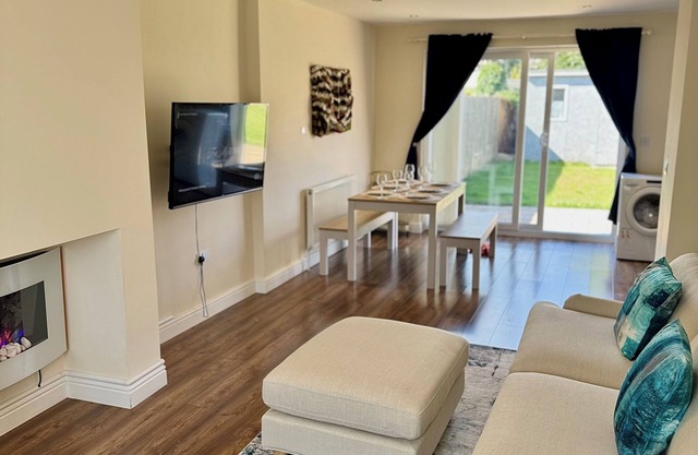 Enyo House, Brentford London - Spacious and Modern Family Home, 3Br 2Ba