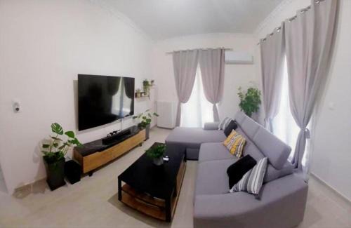 Ηome & Garden with parking close to Olympic Stadium
