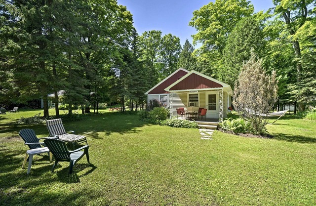 NOUVEAU! «Butternut Cottage» dans le comté de Central Door!