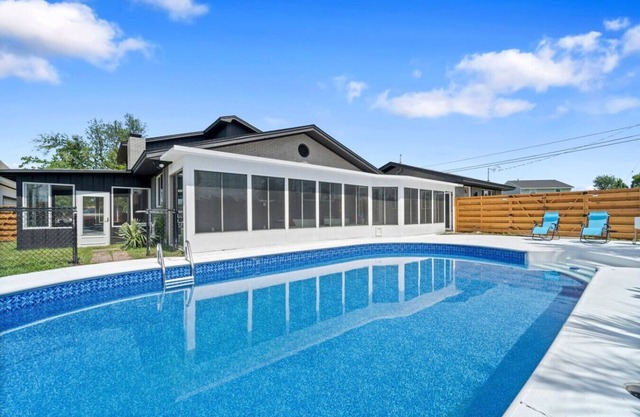 Private Oasis w Pool, GameRoom, HotTub
