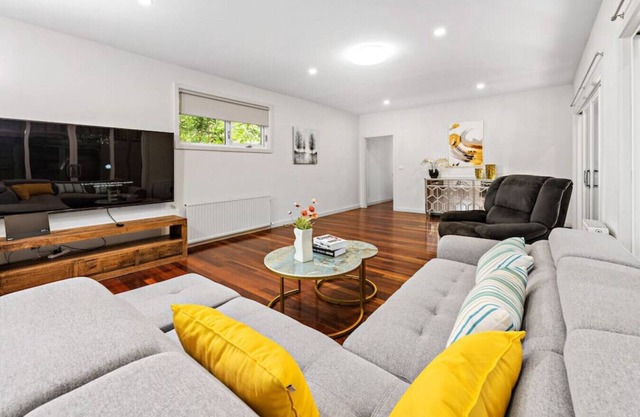 Epic Grand Villa in Canterbury 7 BR Big Group