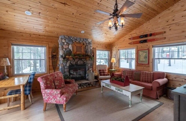Epic Lakefront Views | Fire Pit | 2 Kings | Pontoon Available
