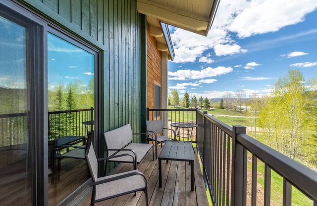 Epic Views-Heated Pool-Hot Tub-Grill -Walk to Mtn/Town Bus Stop-Deck-2 BR + Loft-Ski Locker@Base