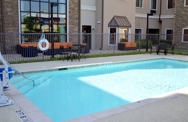 Suite équipée en face de Seaworld! Piscine extérieure et gymnase sur place