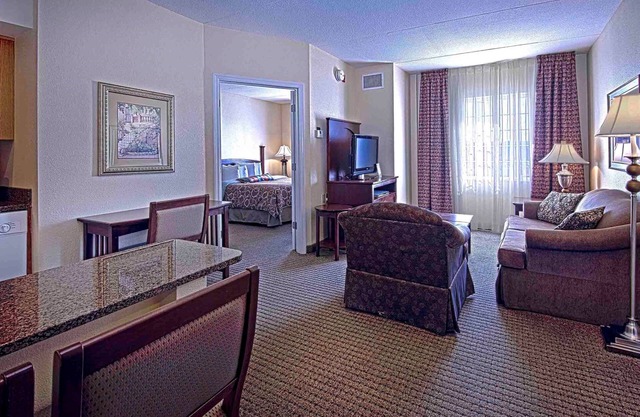 Suite equipada cerca del centro comercial Hamilton Place | Piscina cubierta + acceso al gimnasio
