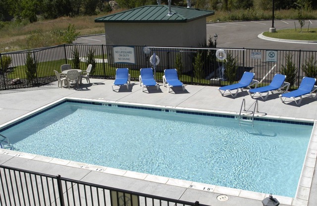 Suite équipée avec accès saisonnier à la piscine extérieure! Entretien ménager + centre d'affaires