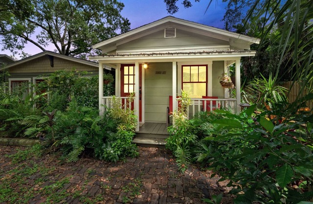 Tranquility et Charm Abound dans cette historique Seminole Heights Cottage