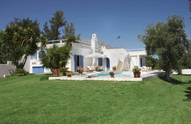Villa cycladique avec piscine près de la mer