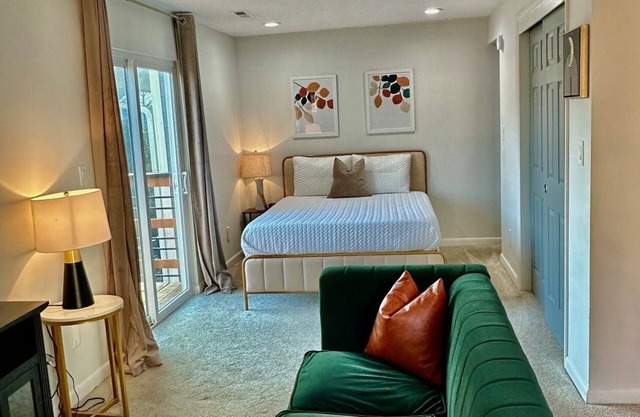 Erin's Emerald Estate-Cozy Loft