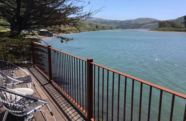 'Erinleigh By The Sea' Waterfront Couples Retreat in Village of Jenner